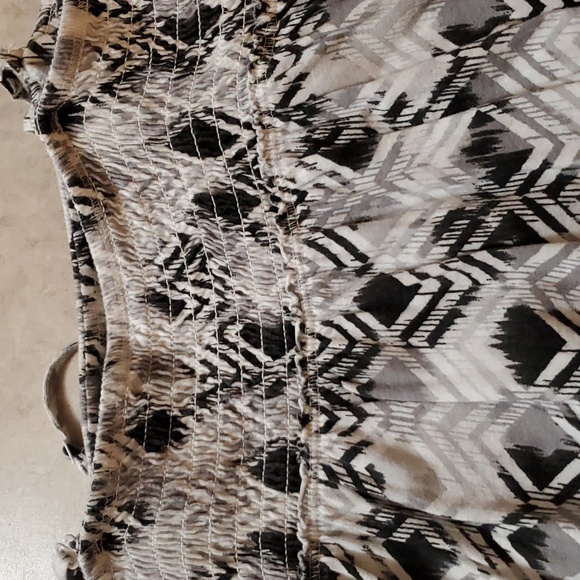 SO Women's tank top with ruffle design and removable straps.  Size large - Picture 8 of 11